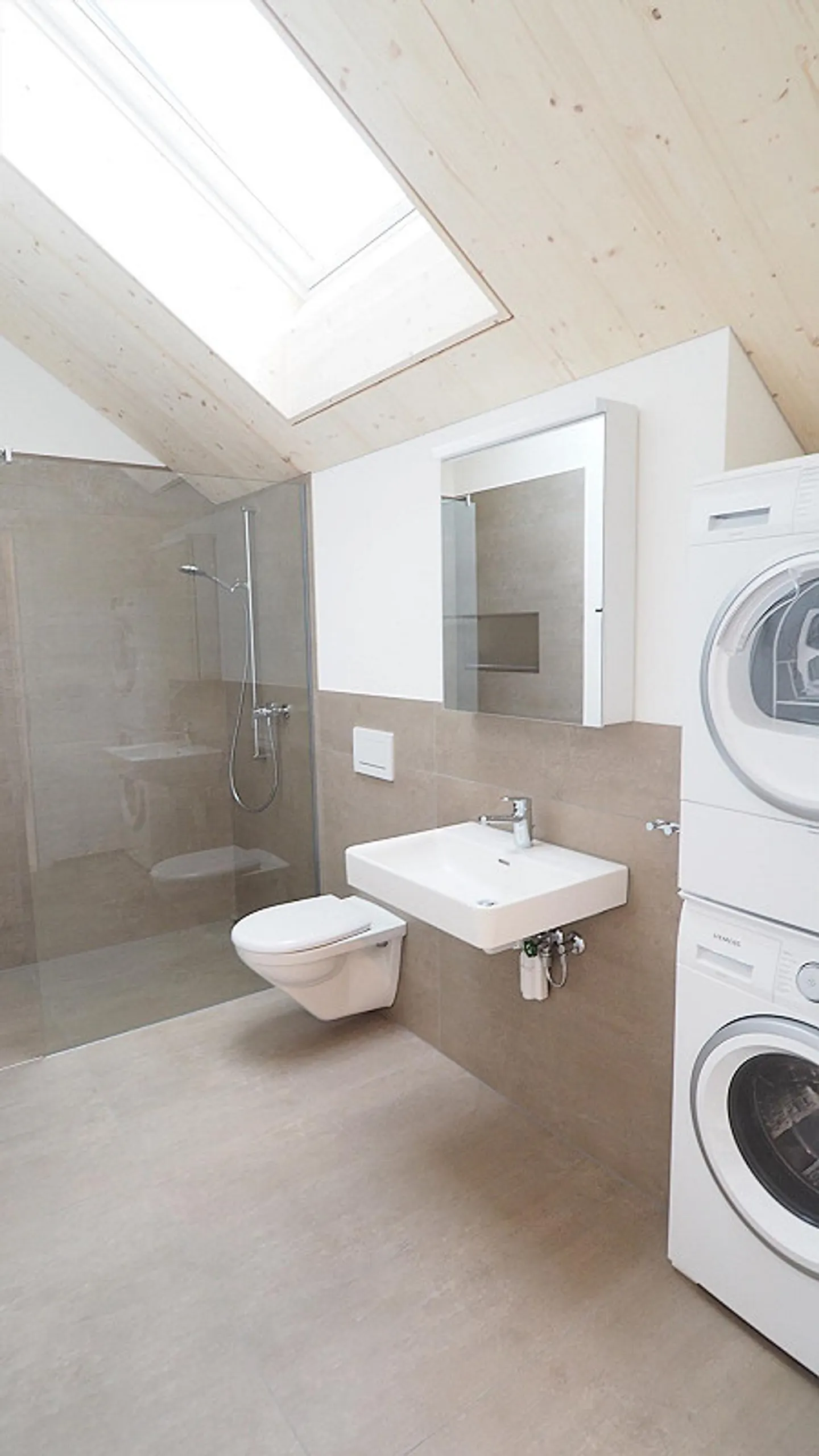 Appartement sous les combles - Photo 2 sur 7
