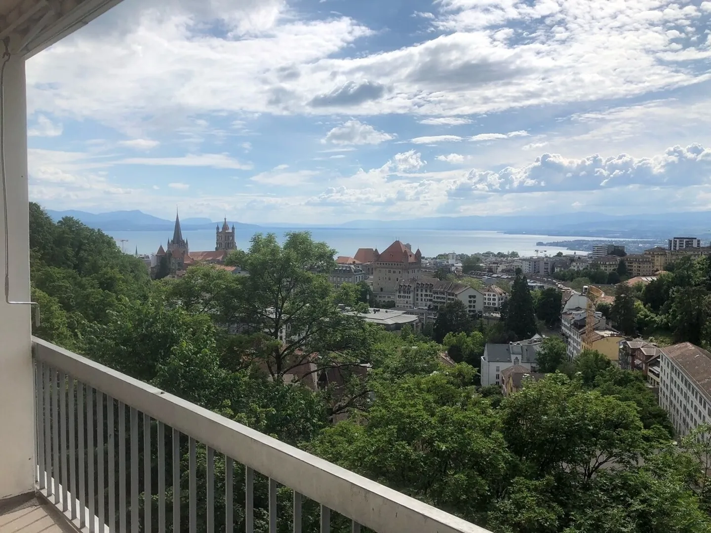 Studio affascinante e ristrutturato vicino al CHUV con splendida vista sul lago - Foto 2 di 4
