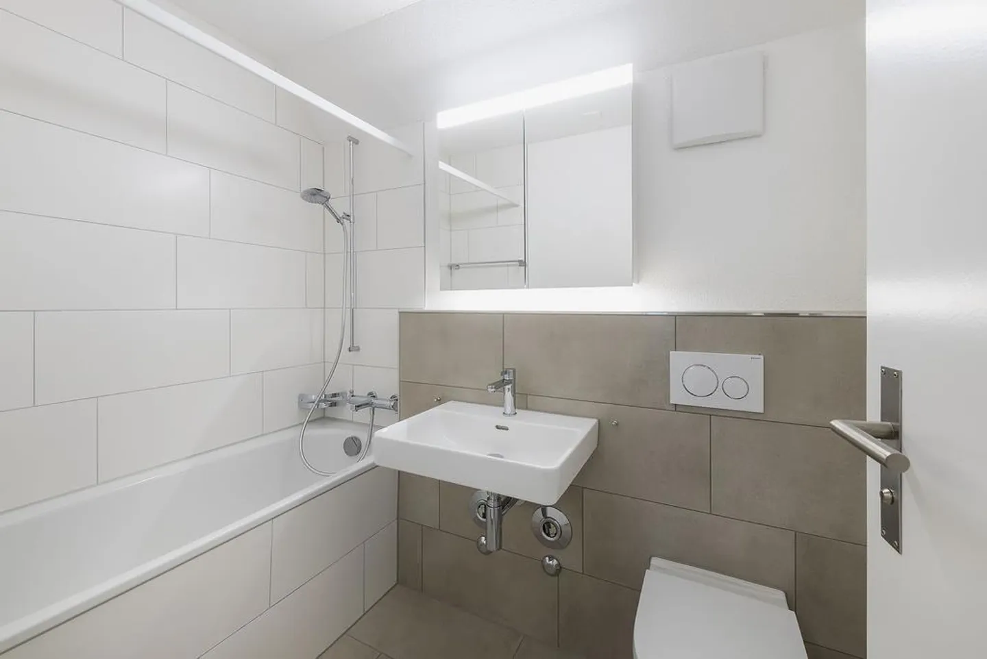 Appartement 3 pièces fraîchement rénové avec balcon et tour de lavage - Photo 2 sur 4