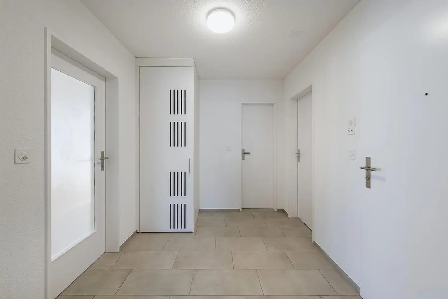 Appartement 3 pièces fraîchement rénové avec balcon et tour de lavage - Photo 3 sur 4