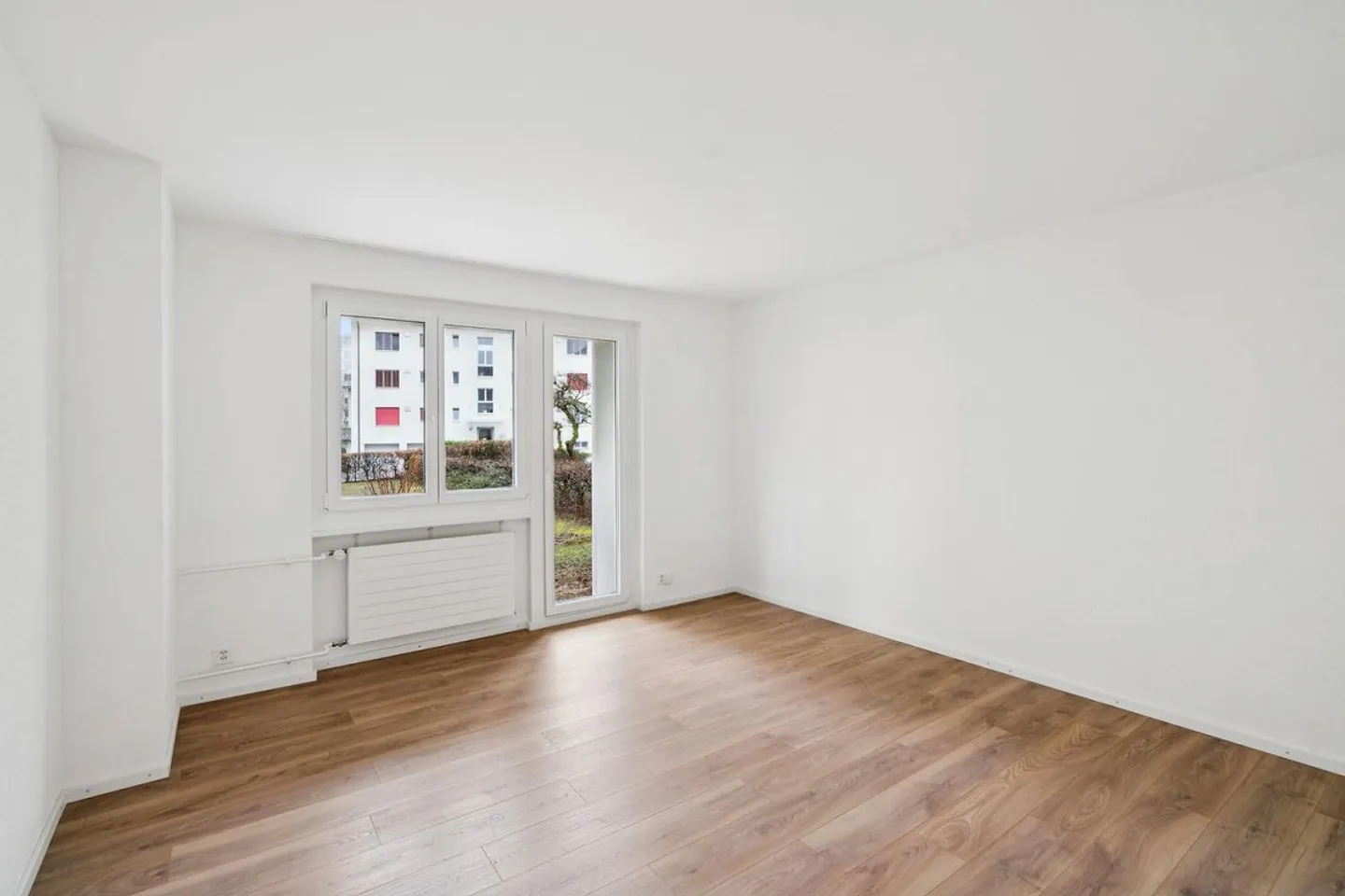 Charming 2.5-room apartment with garden seating area - Photo 1 of 8