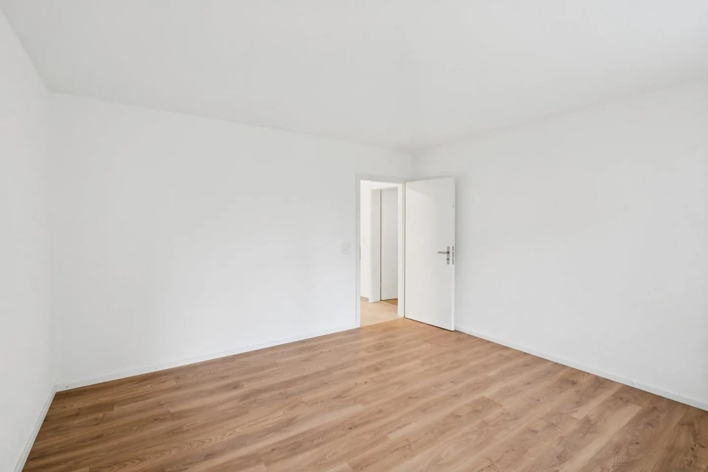 Charming 2.5-room apartment with garden seating area - Photo 2 of 8