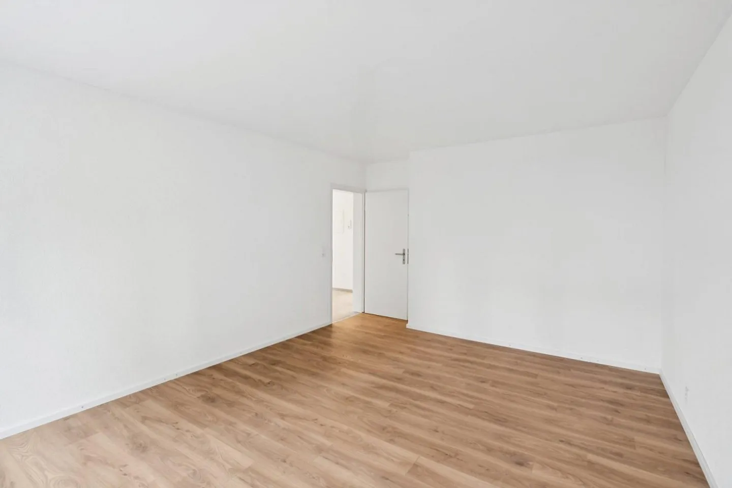 Charming 2.5-room apartment with garden seating area - Photo 4 of 8