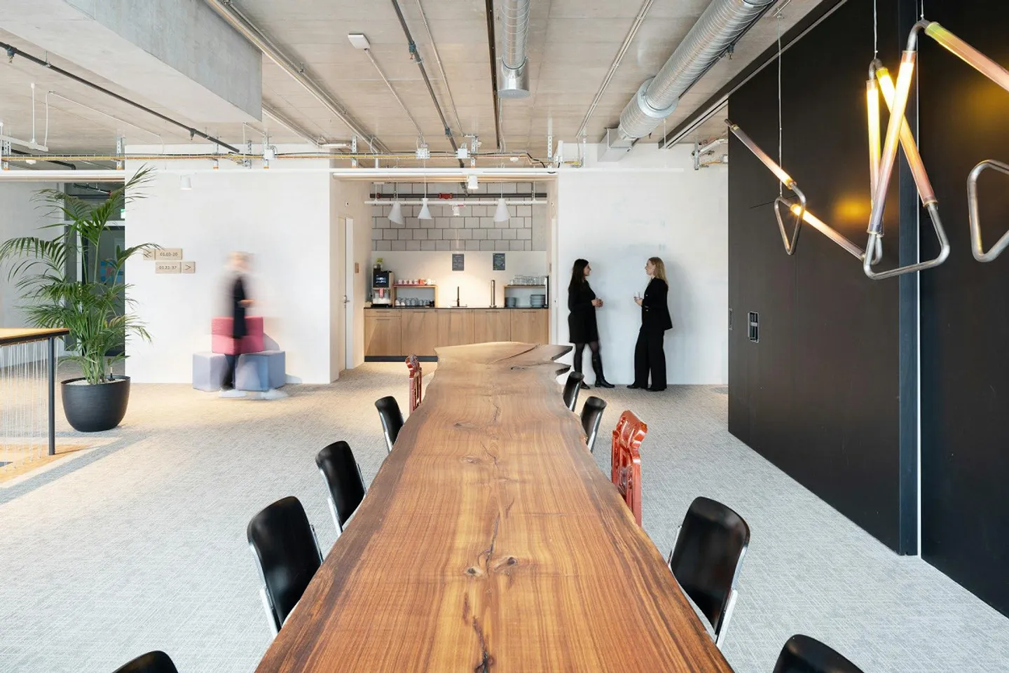 ALBA HAUS - 720 m² Espace de Bureau Moderne pour Équipes Hybrides & Entreprises Innovantes - Photo 2 sur 10