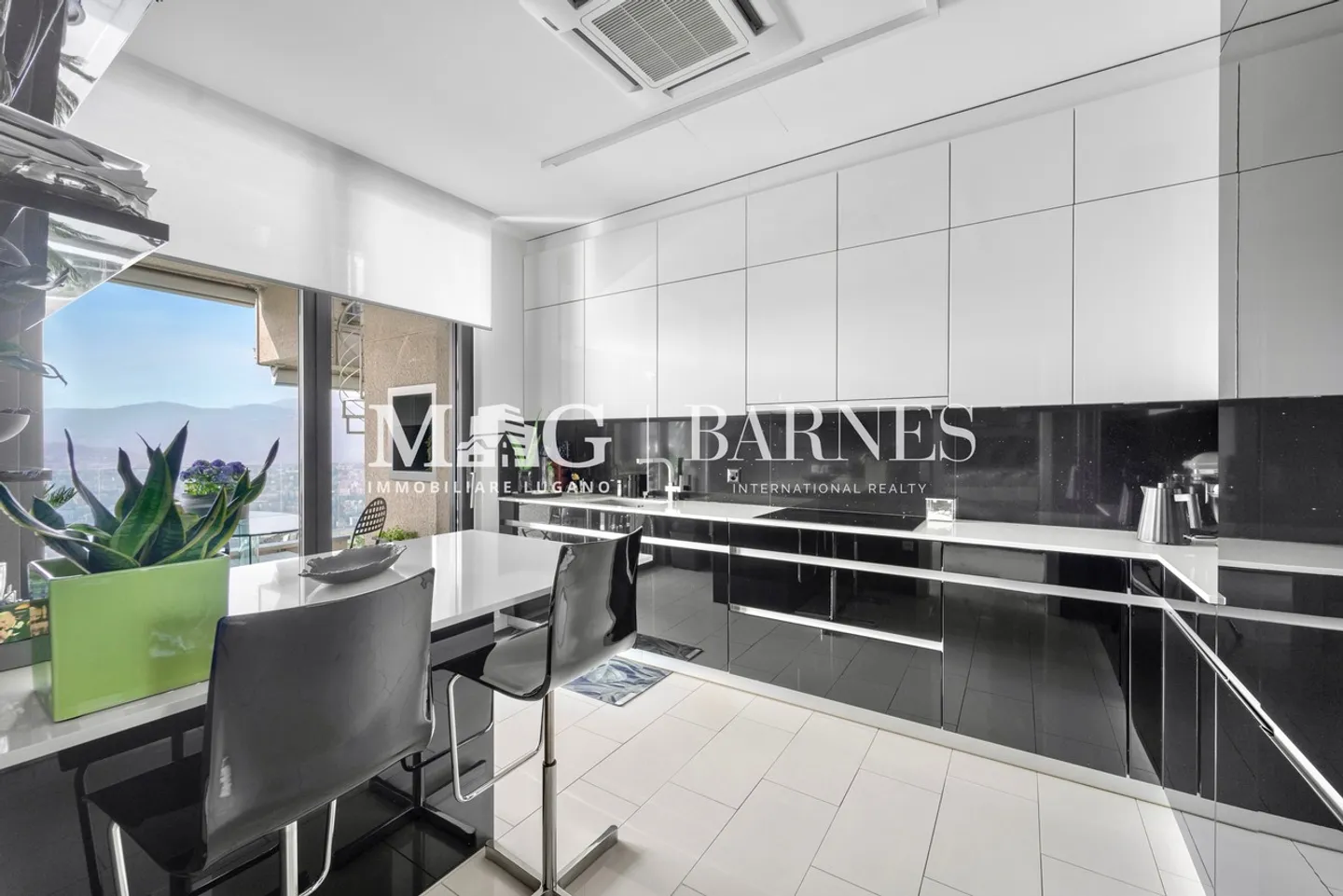 Lugano, Aldesago : Penthouse 5.5 pièces avec vue sur le lac, terrasse et jacuzzi - Photo 8 sur 18