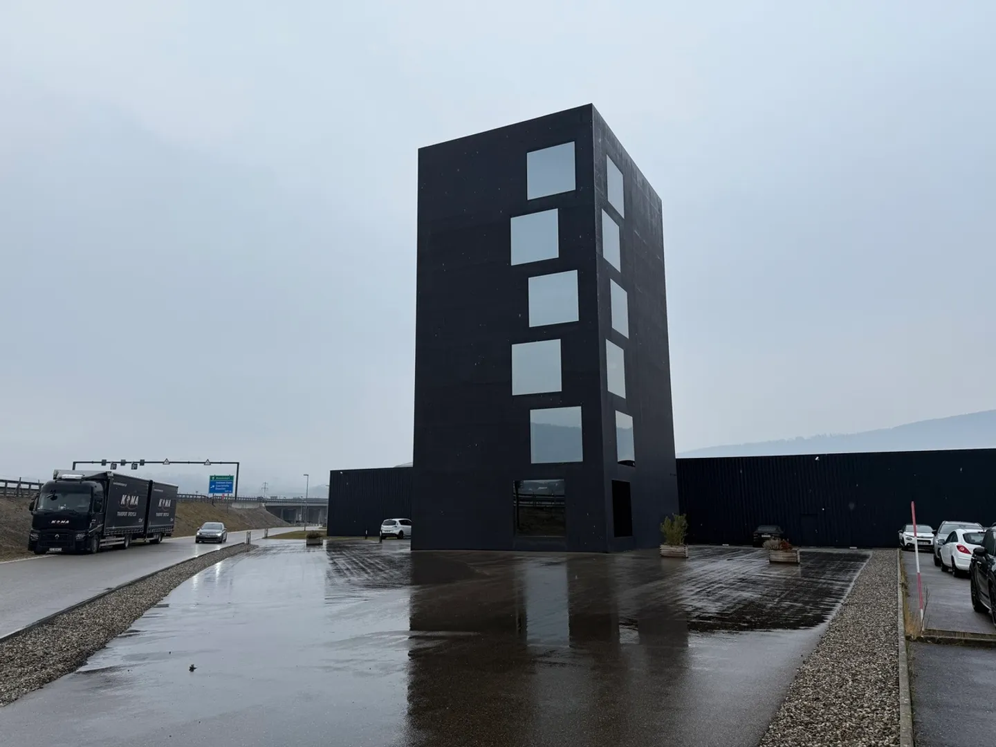 Delémont: Industrial and Administrative Building in Excellent Condition - Photo 2 of 6