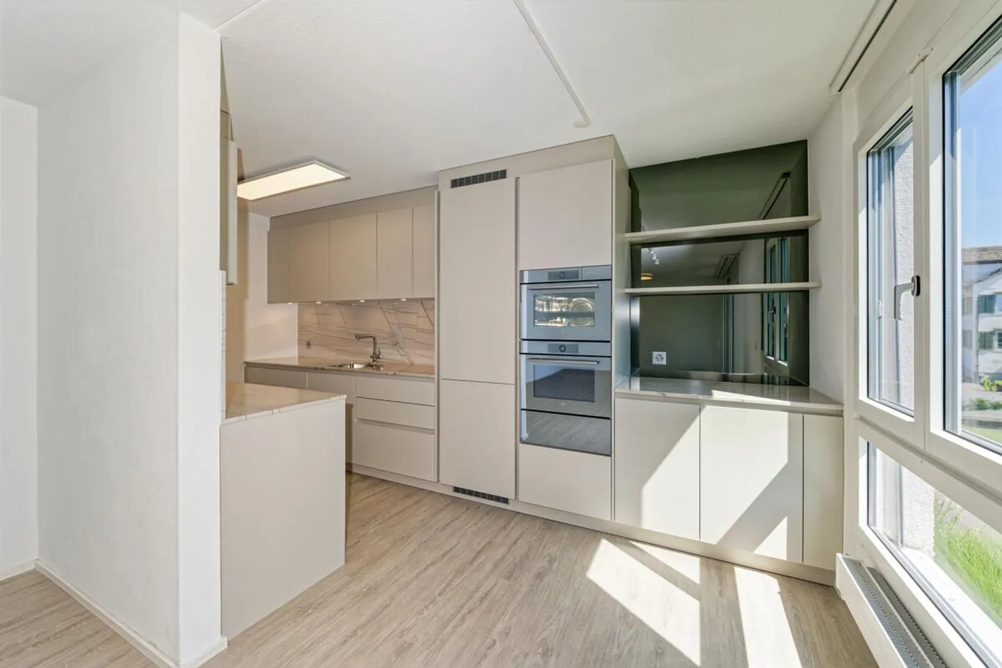 Stäfa: appartamento ristrutturato di 3,5 locali con balcone e vista lago - Foto 2 di 5