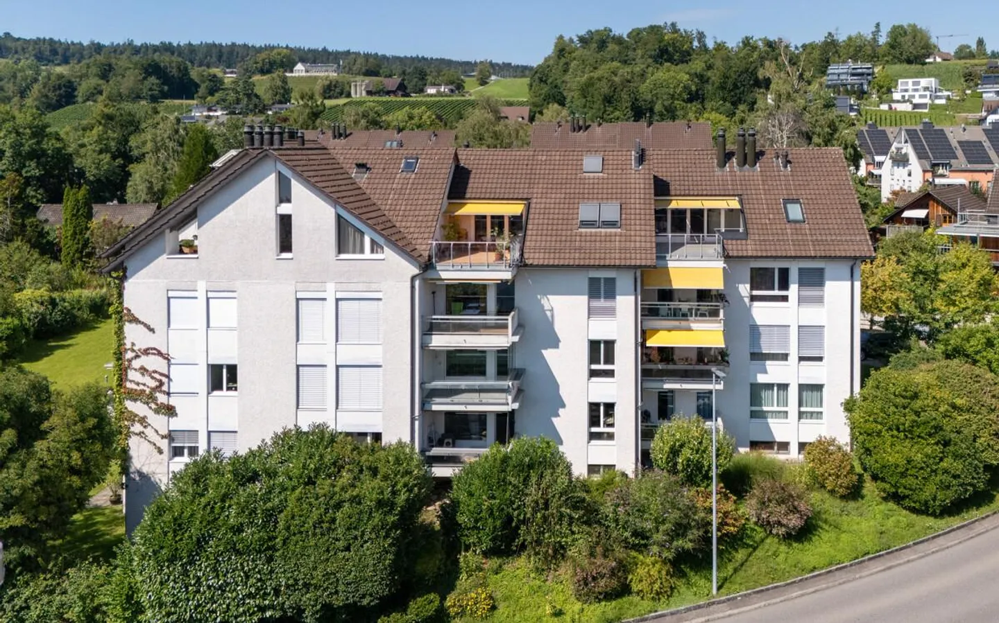 Stäfa: appartamento ristrutturato di 3,5 locali con balcone e vista lago - Foto 4 di 5