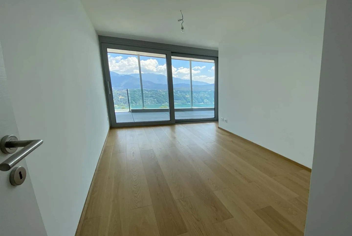 ENORMOUS 4.5 LAKE VIEW IN RESIDENCE WITH POOL IN VERNATE - Photo 9 of 10