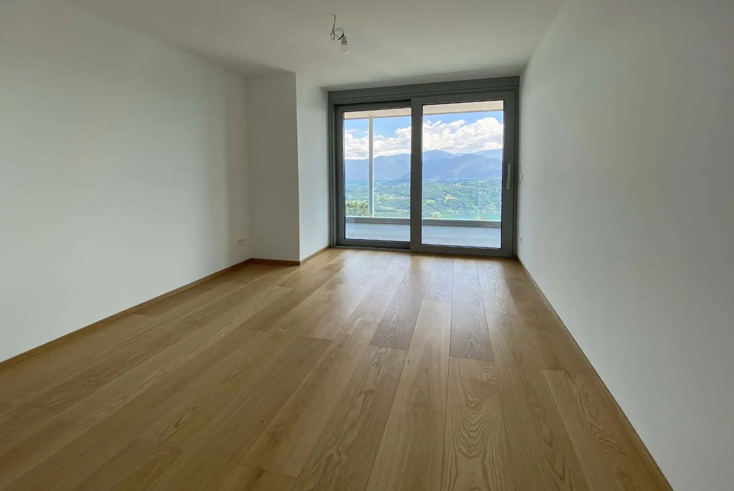 ENORMOUS 4.5 LAKE VIEW IN RESIDENCE WITH POOL IN VERNATE - Photo 7 of 10