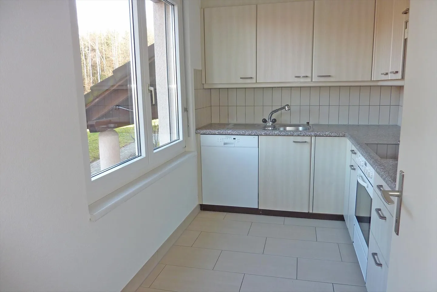 Zona residenziale verde con posto a sedere in giardino - limitato fino al 30.09.2029! - Foto 4 di 12