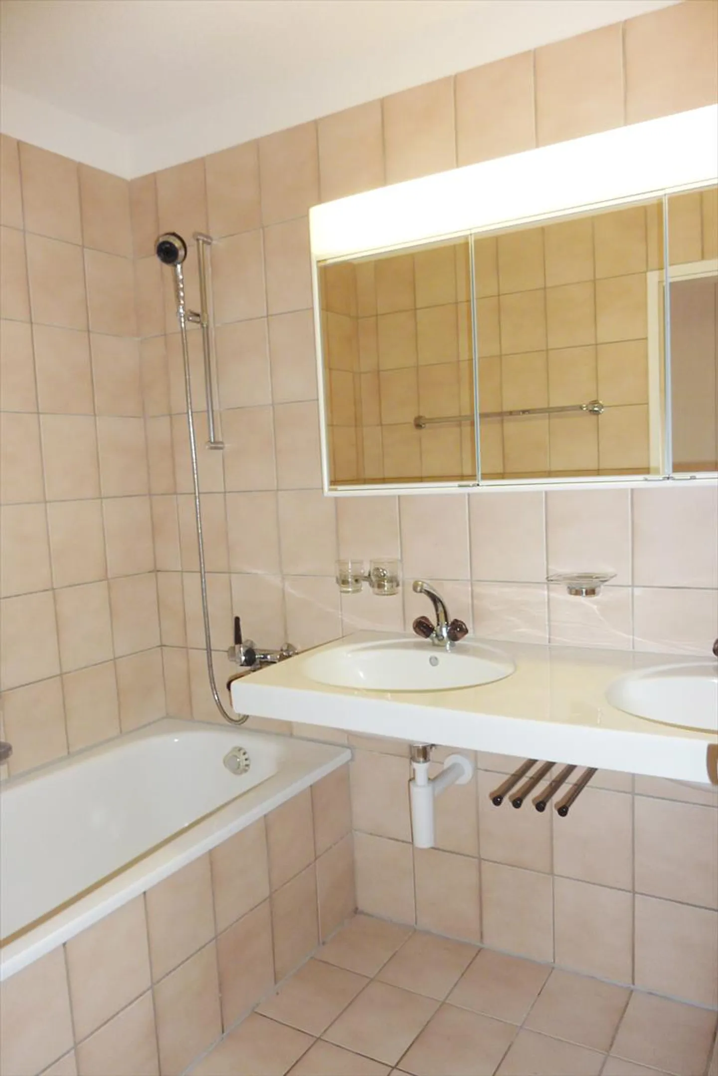 Zona residenziale verde con posto a sedere in giardino - limitato fino al 30.09.2029! - Foto 5 di 12