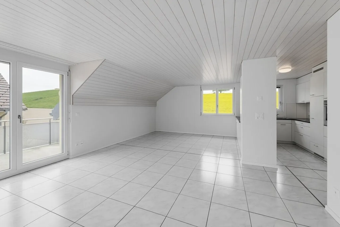 Sunny Apartment - Photo 1 of 11