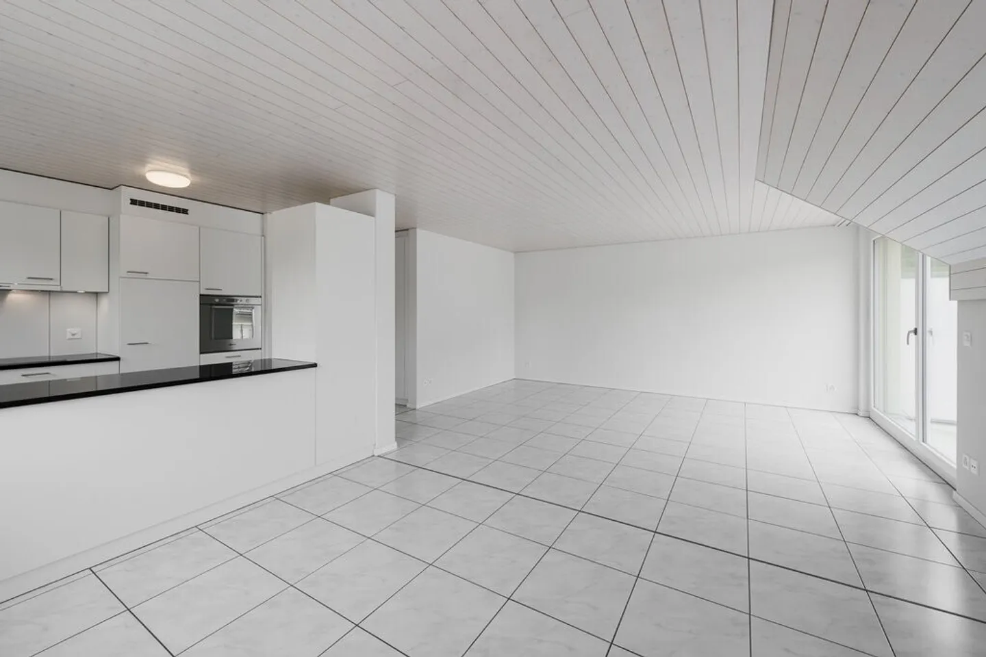 Sunny Apartment - Photo 2 of 11