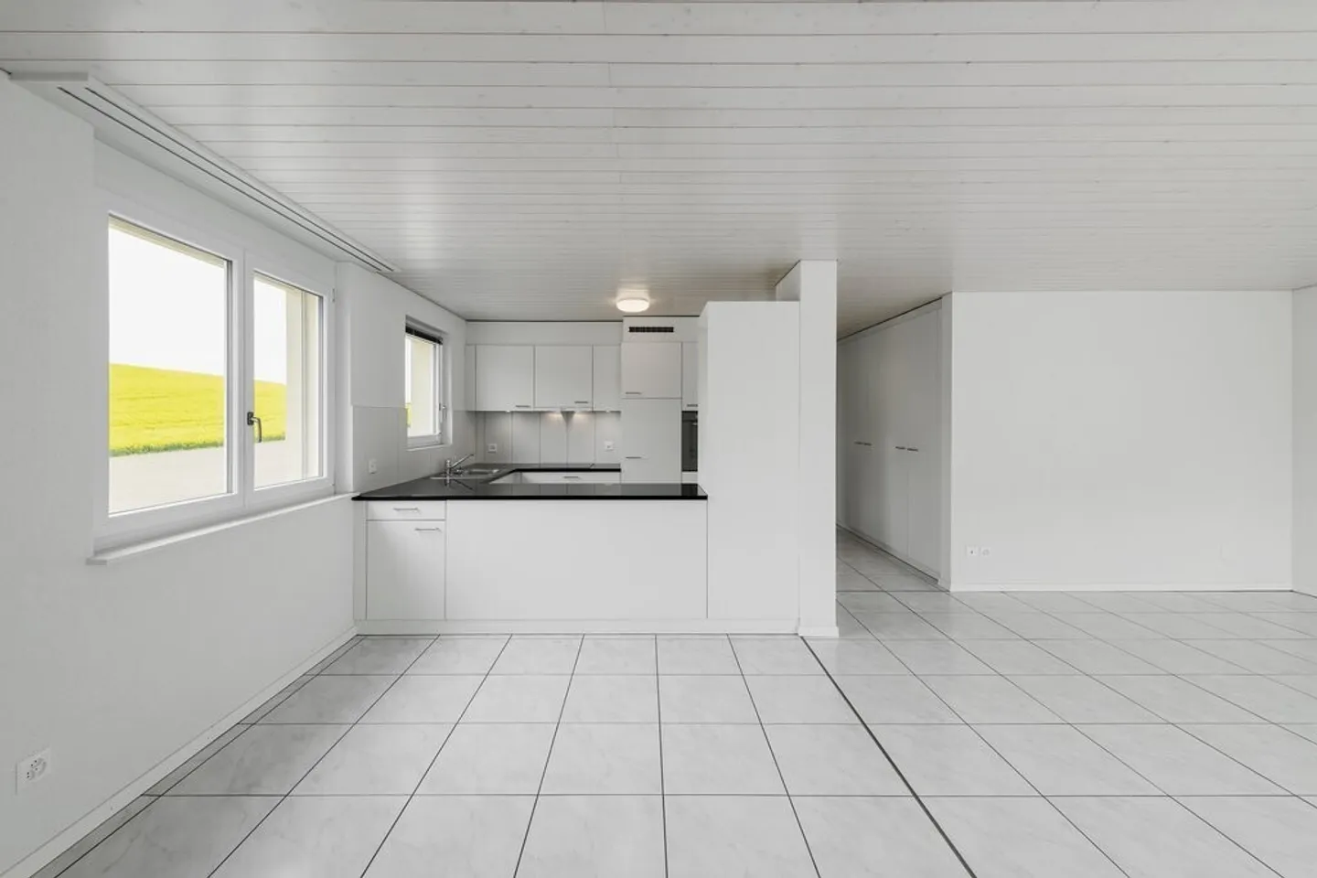 Sunny Apartment - Photo 3 of 11