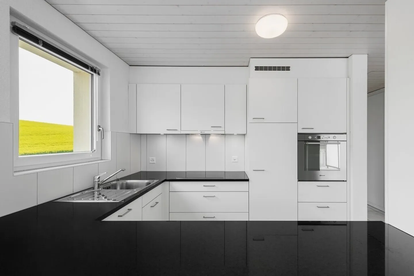 Sunny Apartment - Photo 4 of 11
