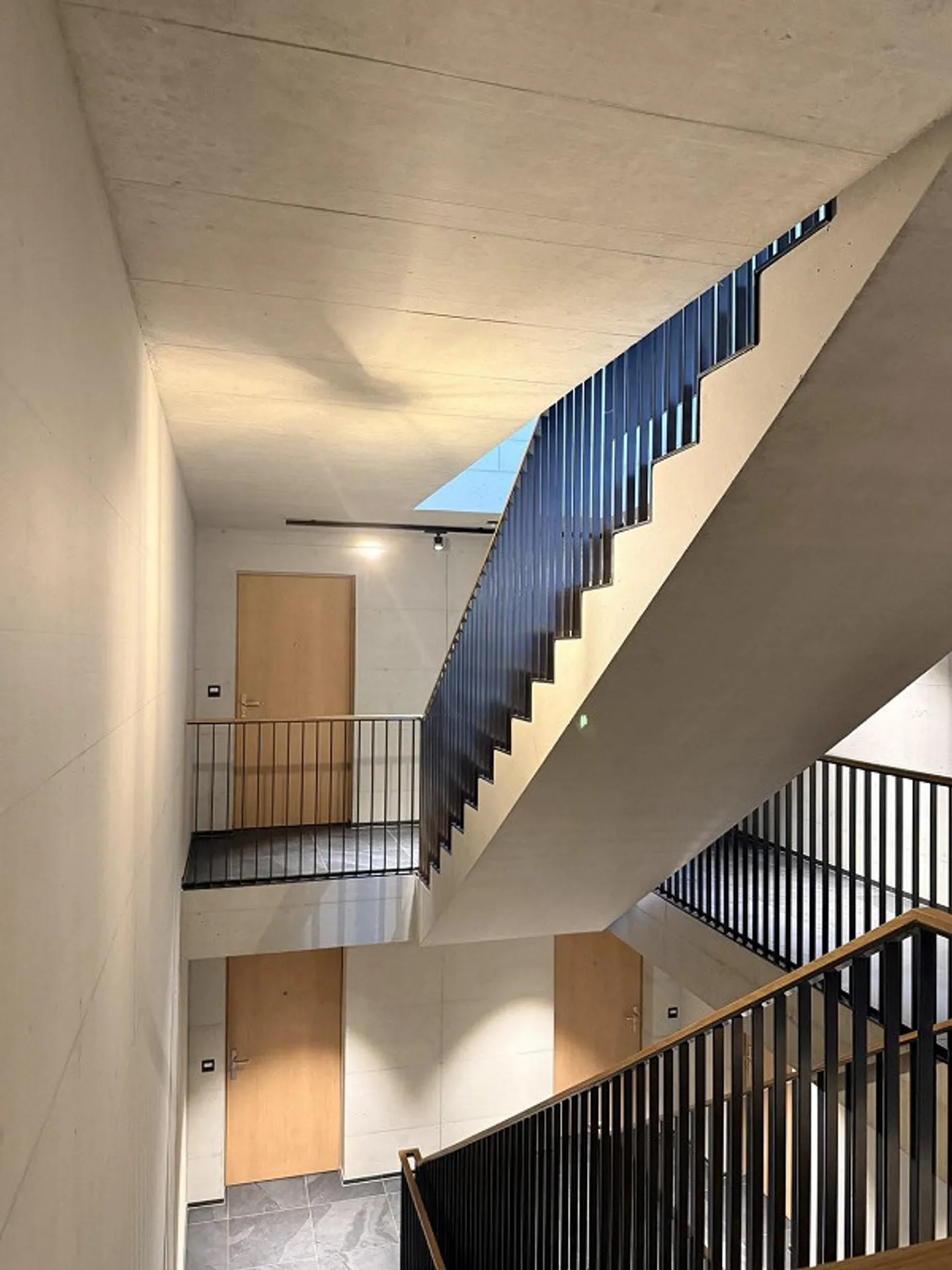 Vie moderne en attique dans un nouveau bâtiment - 4,5 pièces avec une immense terrasse - Photo 12 sur 13