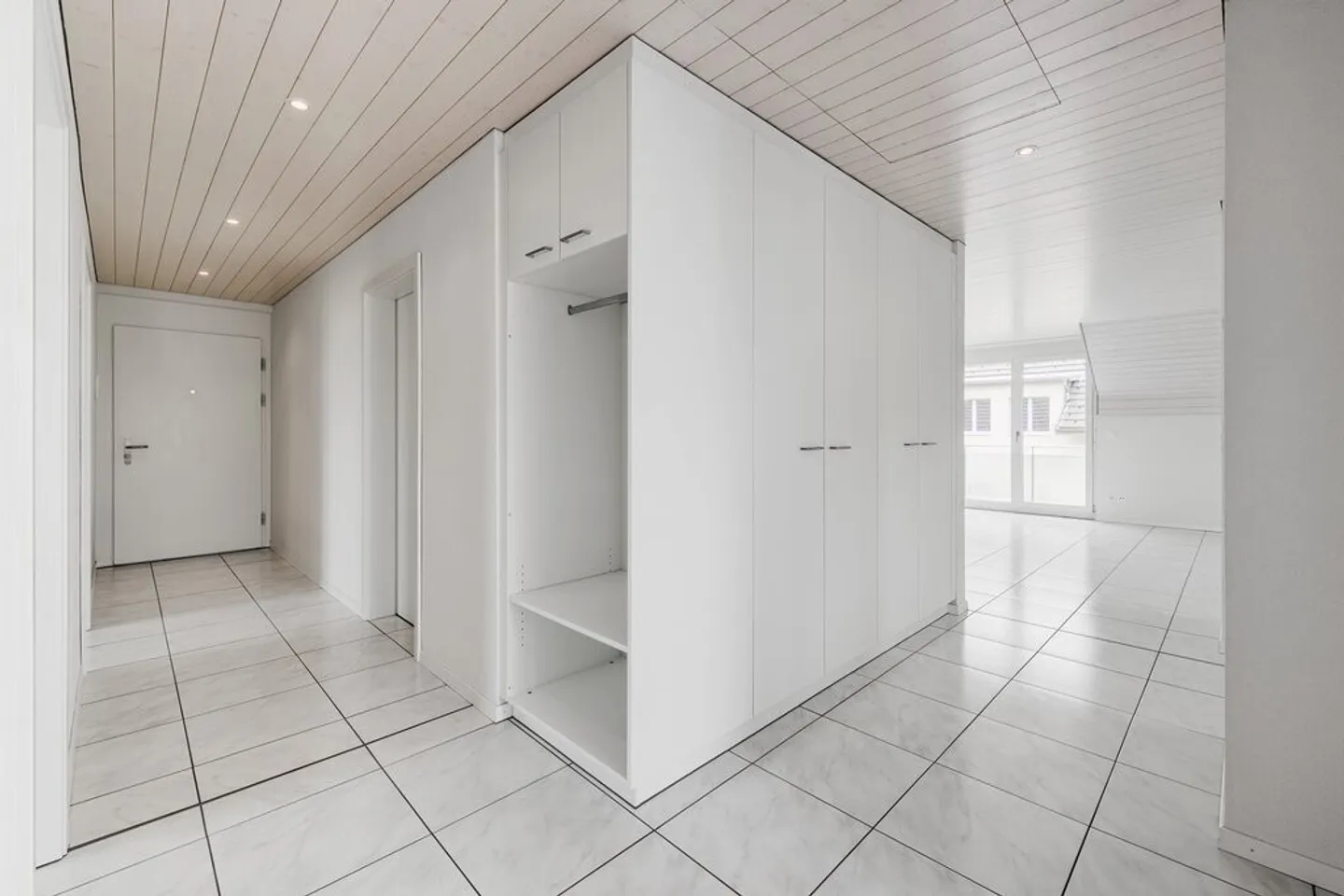Sunny Apartment - Photo 5 of 11