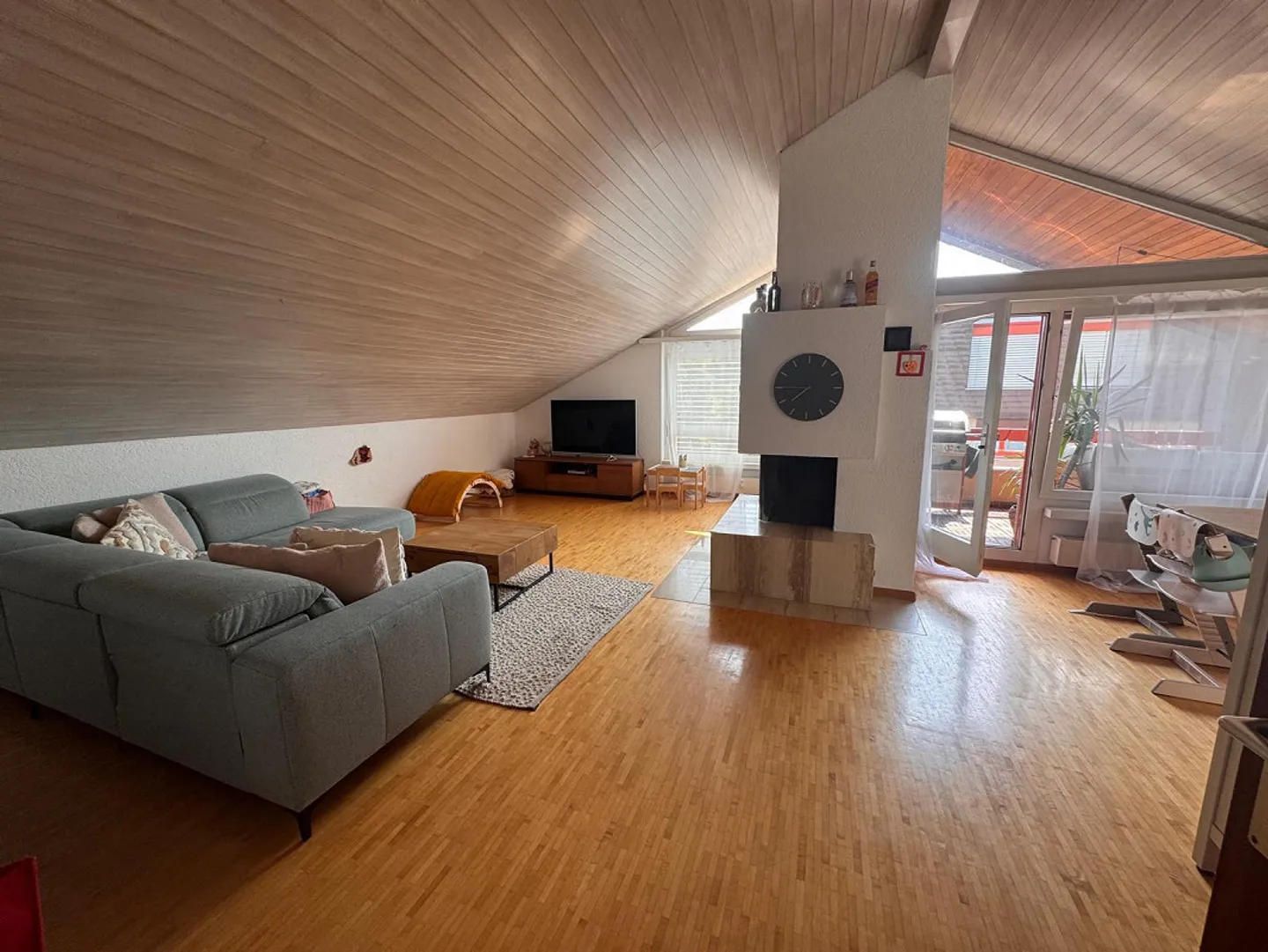 Heimelige Dachwohnung mit Cheminée - Foto 3 von 11