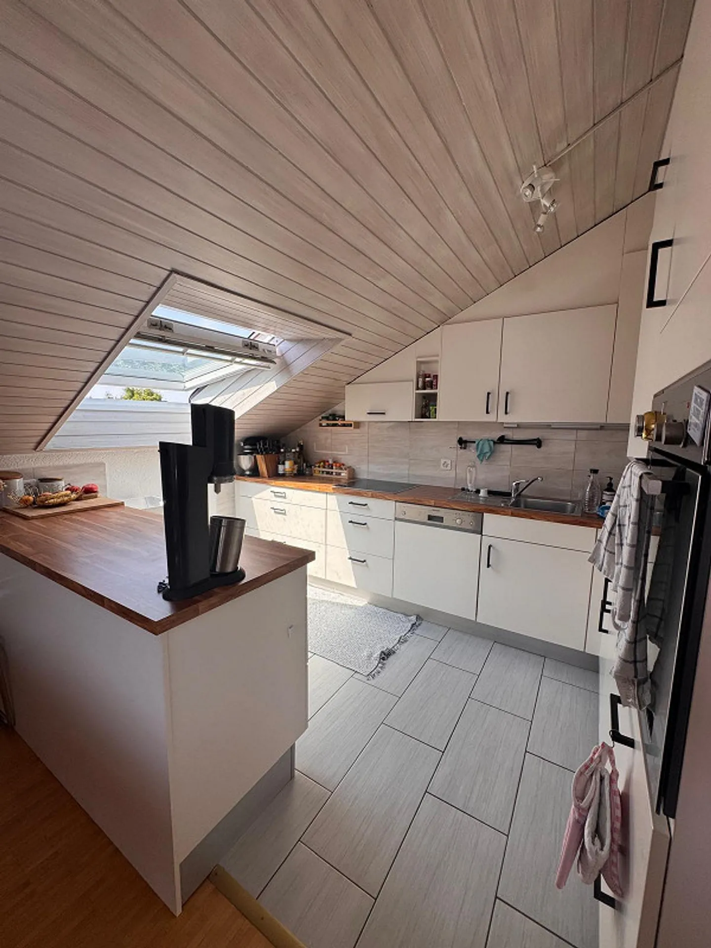 Heimelige Dachwohnung mit Cheminée - Foto 5 von 11