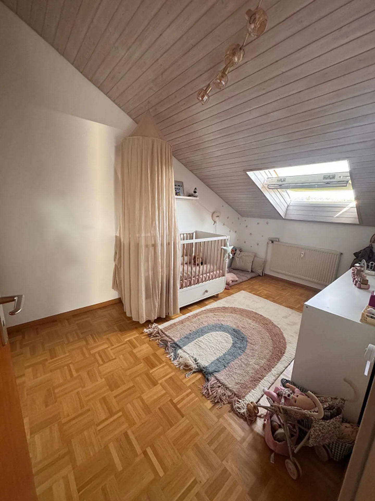 Heimelige Dachwohnung mit Cheminée - Foto 9 von 11