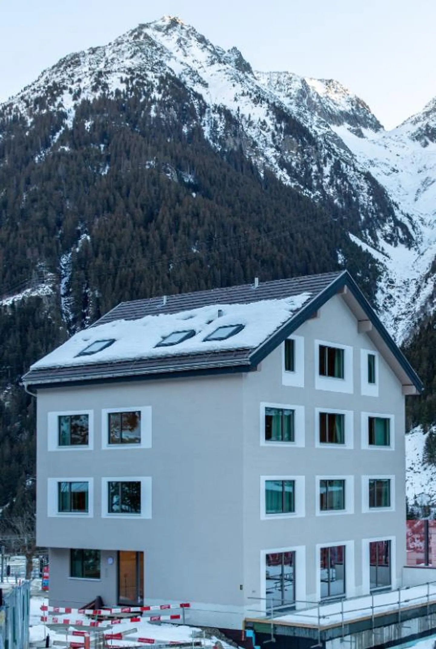 Modern Studio - Schneestock - Photo 1 of 6