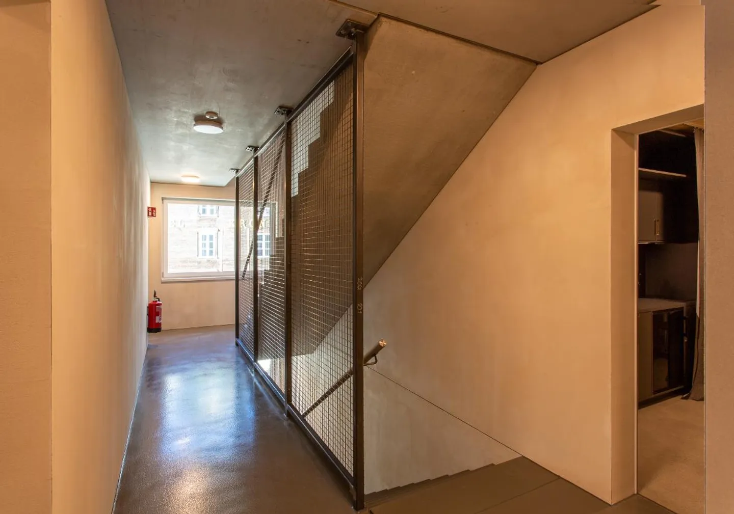 Modern Studio - Schneestock - Photo 2 of 6