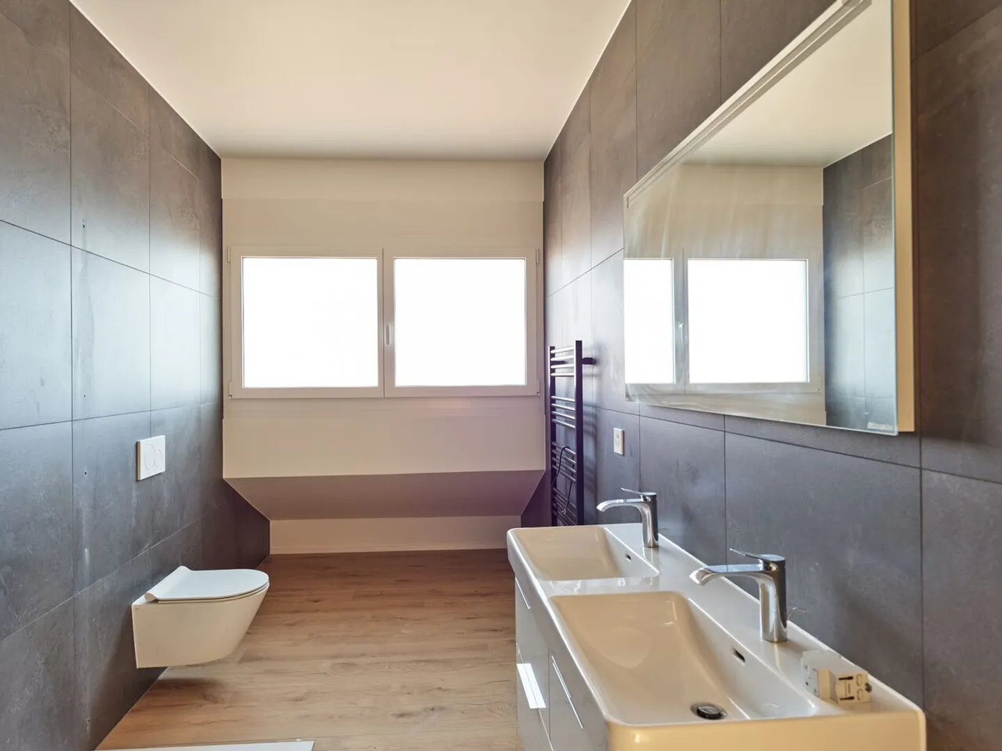 Attico di lusso con 3,5 stanze e grande facciata in vetro sul balcone - Foto 3 di 5