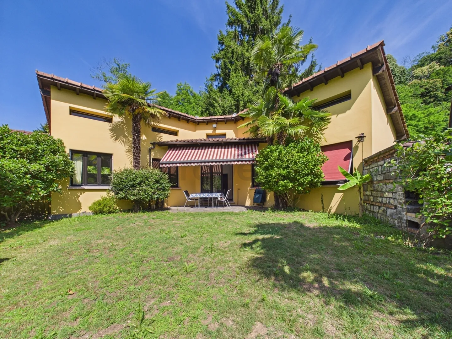 Maison avec piscine chauffée et vue sur la rivière - Photo 1 sur 13