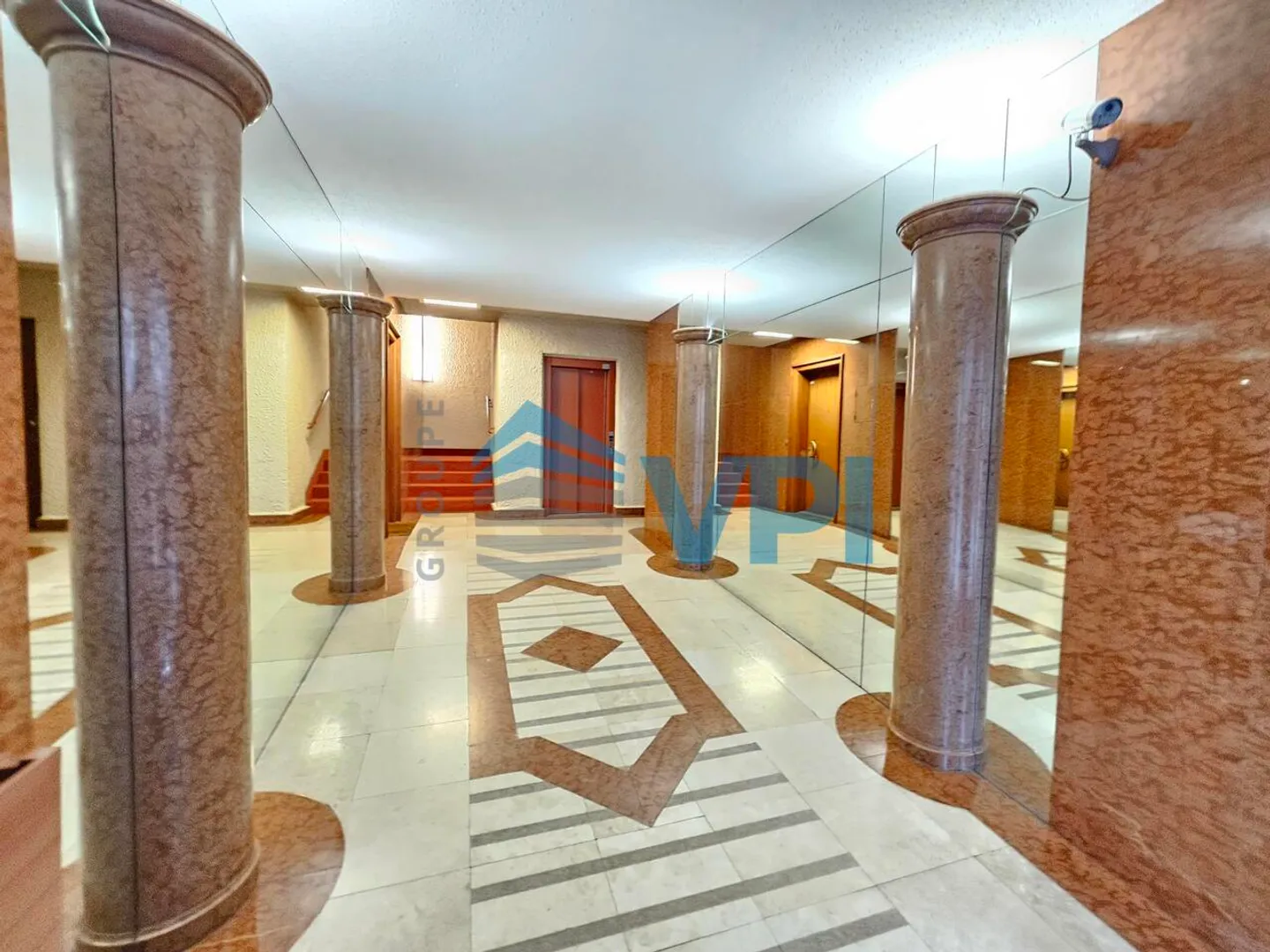 Geräumige Wohnung mit Balkonen - Foto 3 von 8