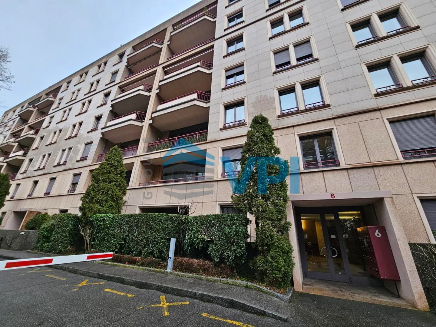 Geräumige Wohnung mit Balkonen - Foto 4 von 8