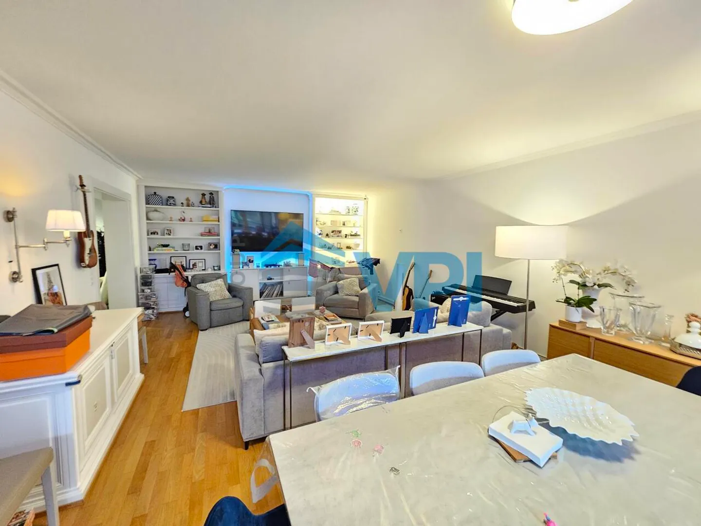 Geräumige Wohnung mit Balkonen - Foto 1 von 8