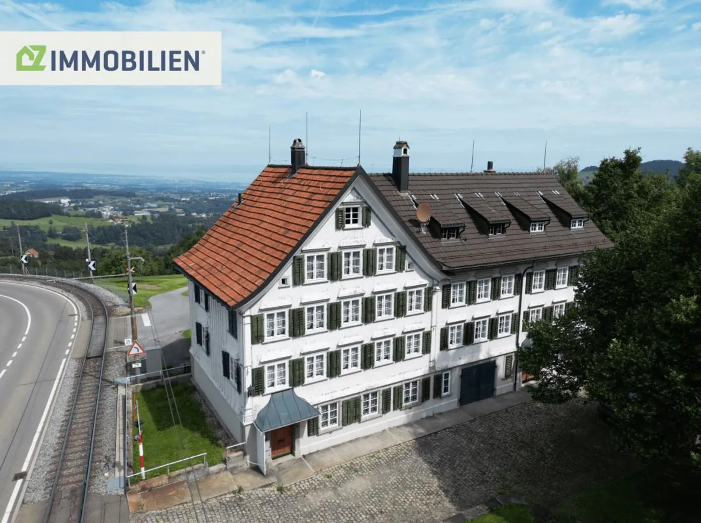 Casa bifamiliare con vista sul lago e giardino da sogno - Foto 1 di 10