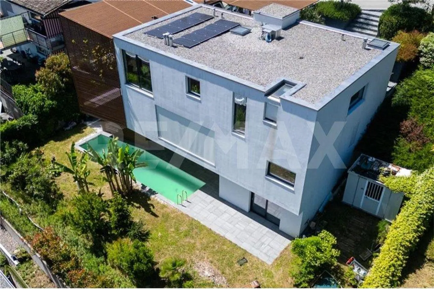 Villa contemporanea con tre appartamenti indipendenti e piscina a Pura - Foto 1 di 13