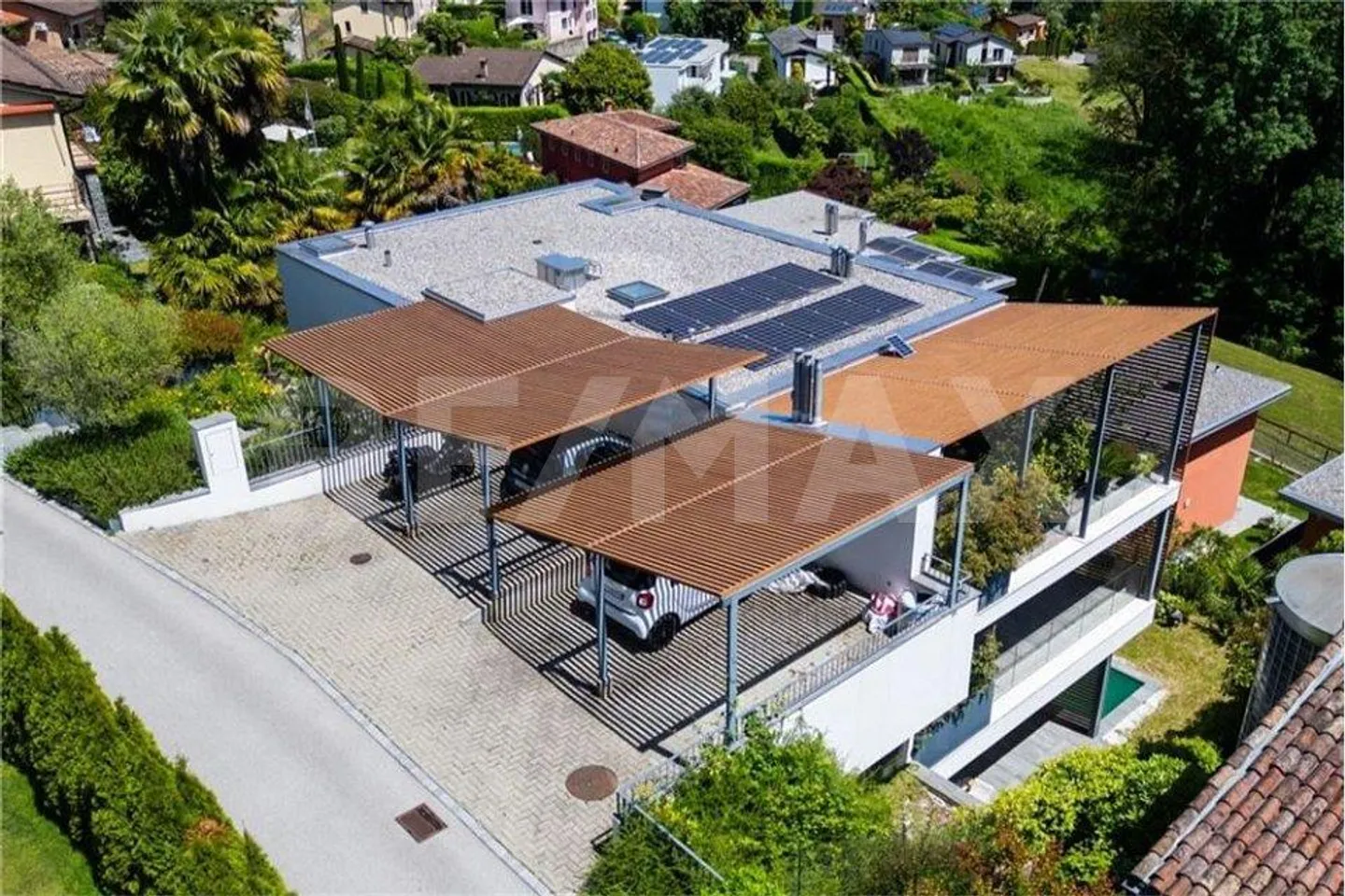 Villa contemporanea con tre appartamenti indipendenti e piscina a Pura - Foto 2 di 13