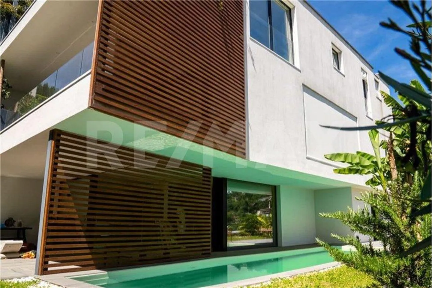 Villa contemporanea con tre appartamenti indipendenti e piscina a Pura - Foto 3 di 13