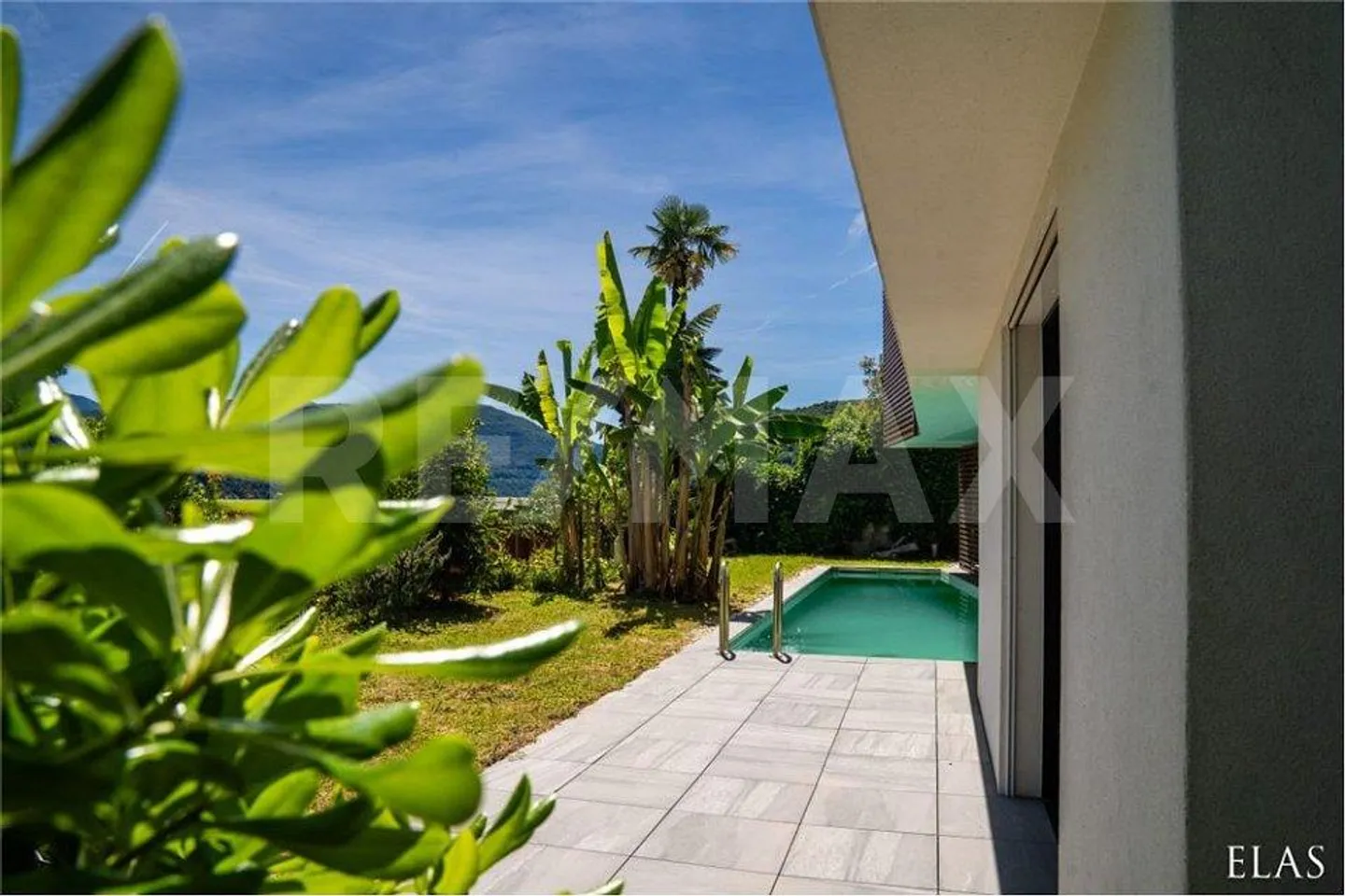 Villa contemporanea con tre appartamenti indipendenti e piscina a Pura - Foto 4 di 13
