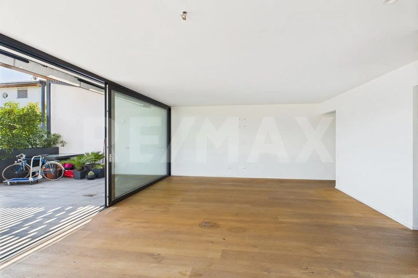 Villa contemporanea con tre appartamenti indipendenti e piscina a Pura - Foto 12 di 13
