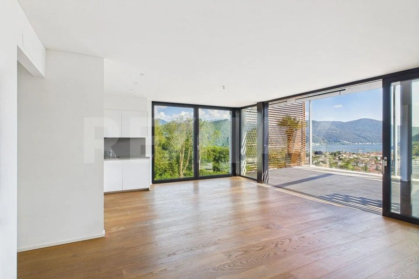 Villa contemporanea con tre appartamenti indipendenti e piscina a Pura - Foto 9 di 13