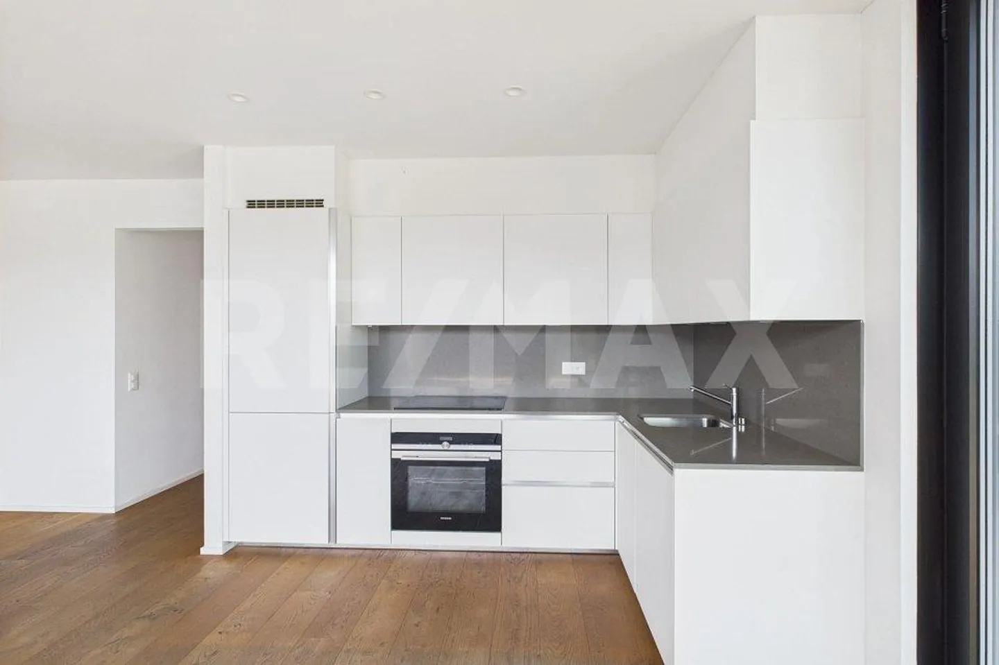 Villa contemporanea con tre appartamenti indipendenti e piscina a Pura - Foto 10 di 13