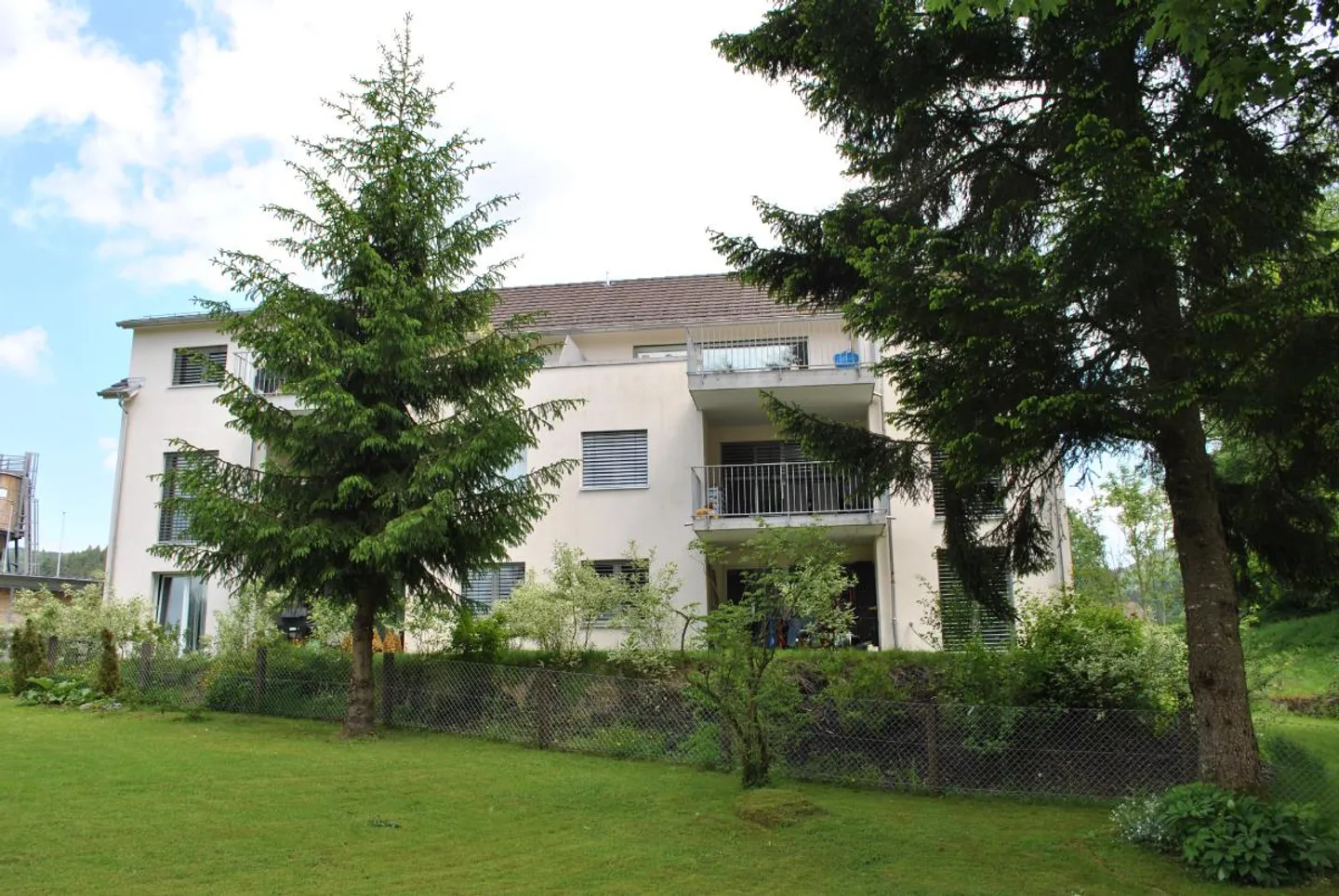 Maison avec 6 appartements et 6 places de parking en carport - Photo 2 sur 2