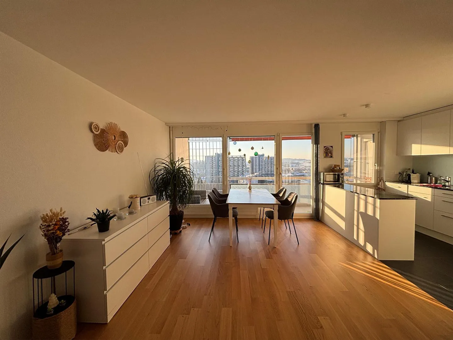 Stylish Apartment with Panoramic View - Photo 4 of 10