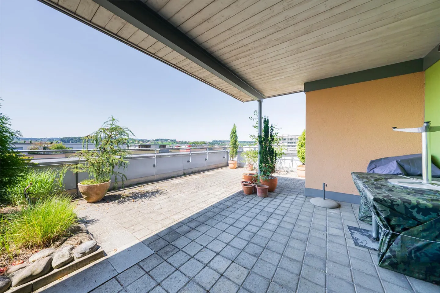 2.5-room apartment with spacious roof terrace - Photo 1 of 7