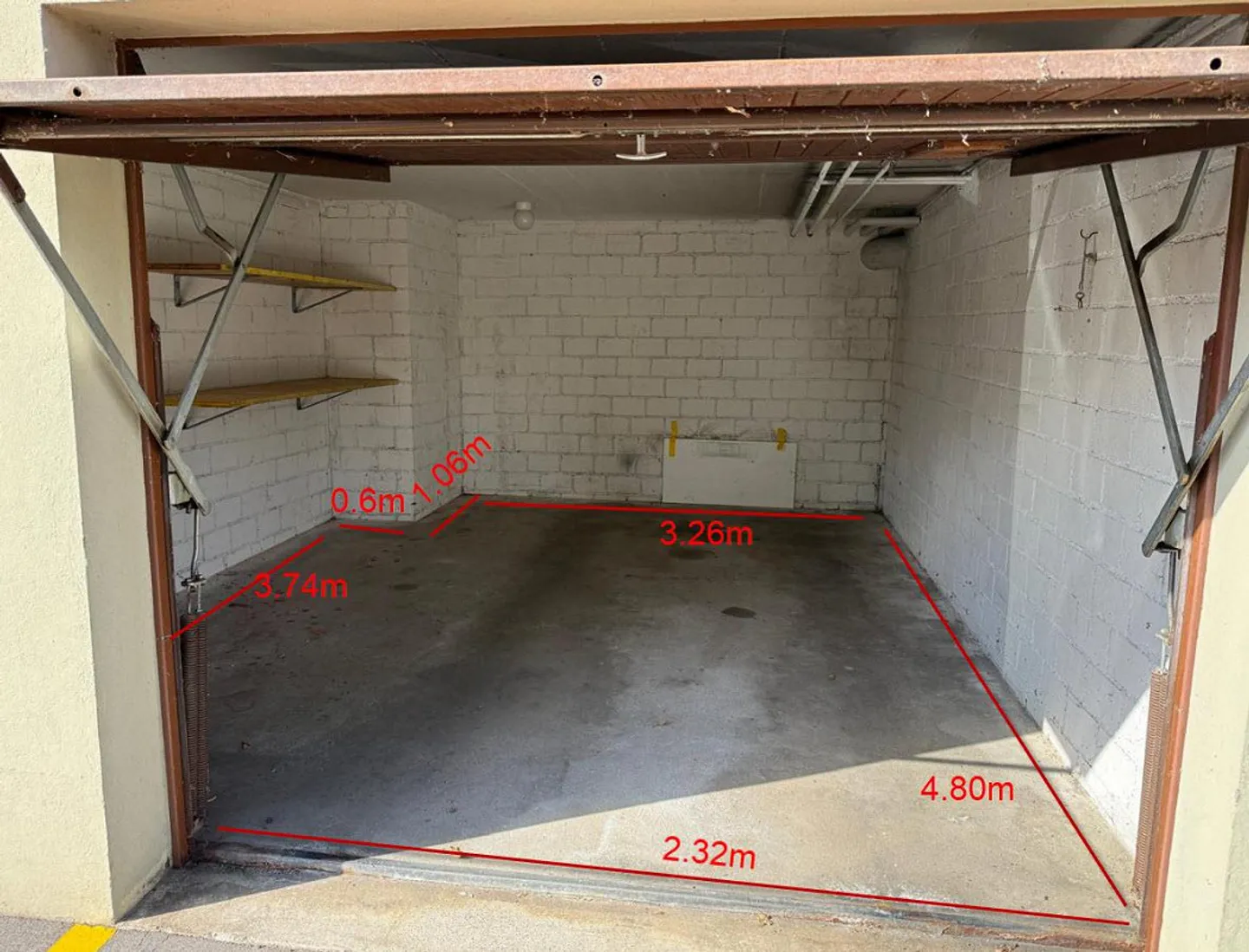 Garage avec connexion électrique et lumière du jour - Photo 3 sur 7