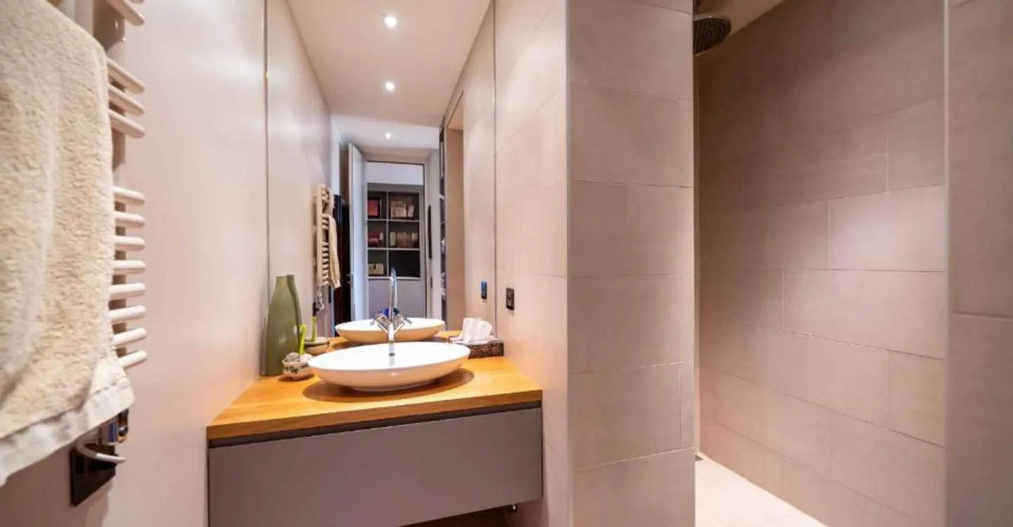 High-end furnished 4-room apartment - Photo 8 of 8