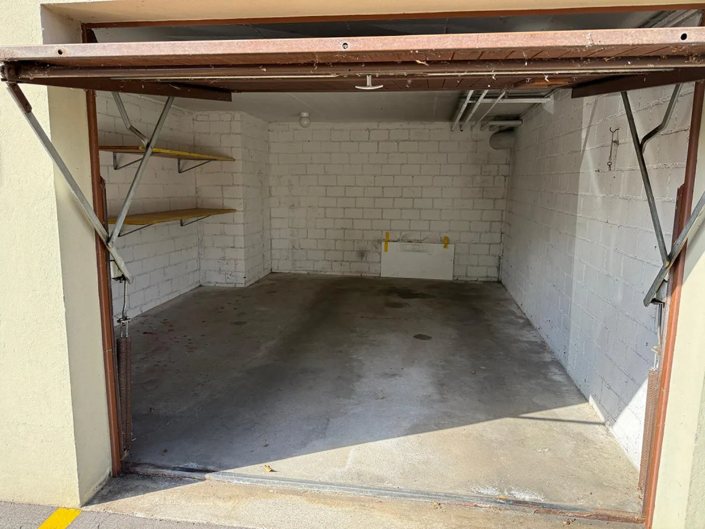 Garage avec connexion électrique et lumière du jour - Photo 6 sur 7