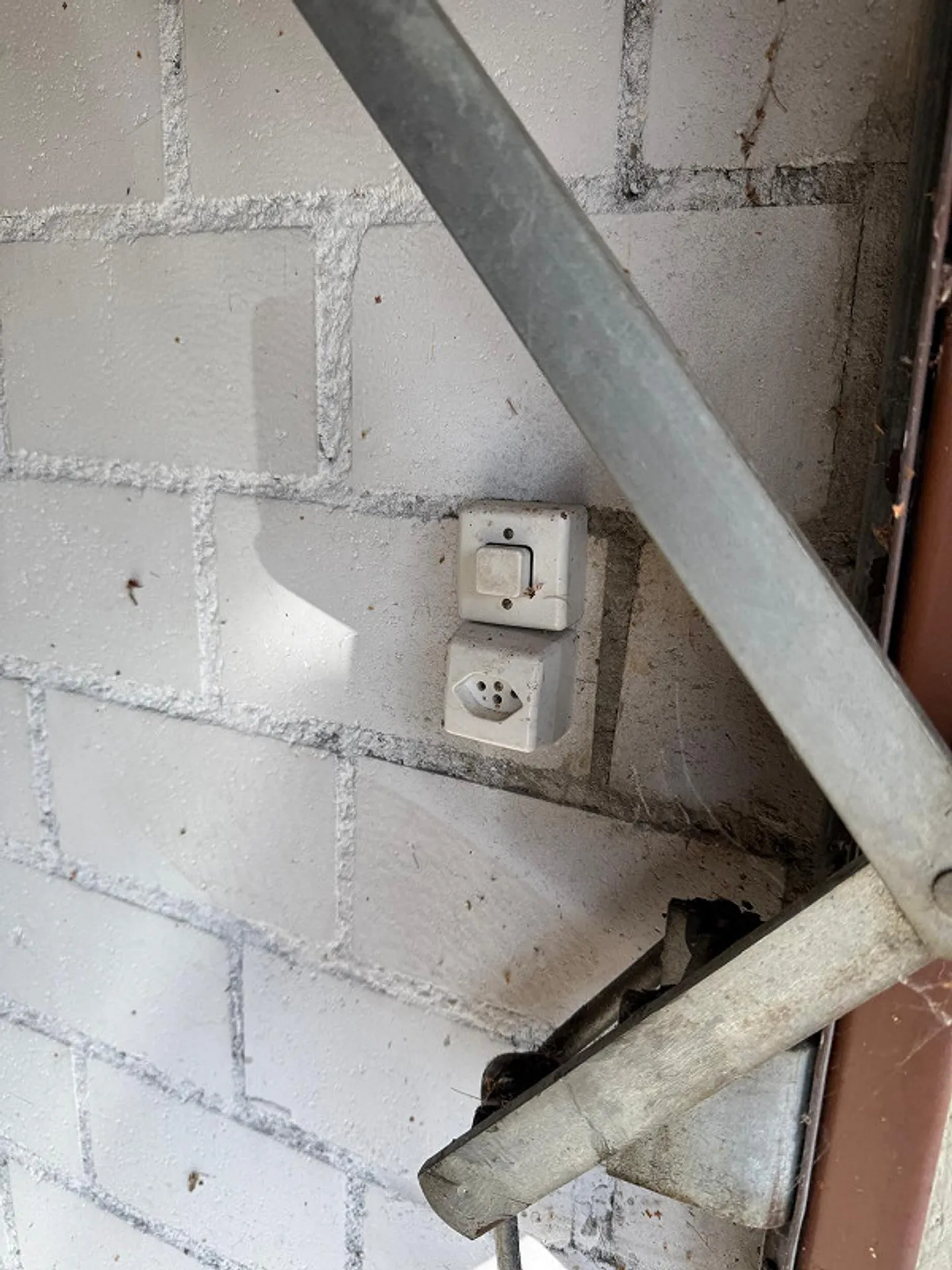 Garage avec connexion électrique et lumière du jour - Photo 7 sur 7
