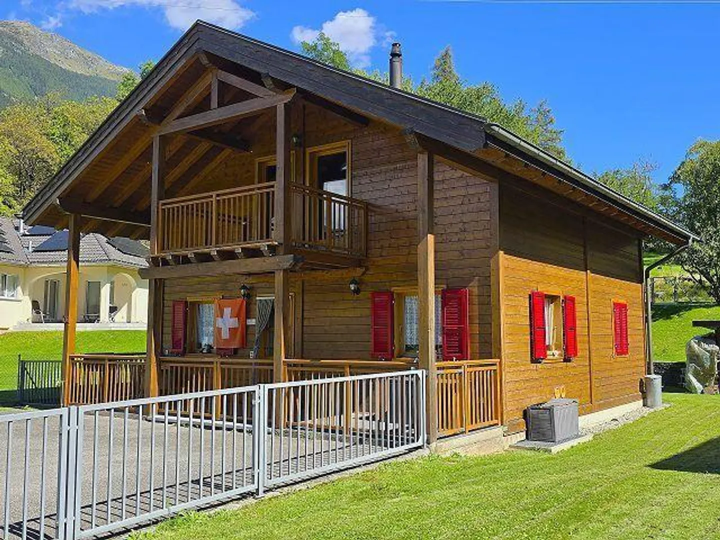 Bello chalet di 5.5 loc. con terreno, bella vistta, molto soleggiata e tranquilla - Foto 1 di 45