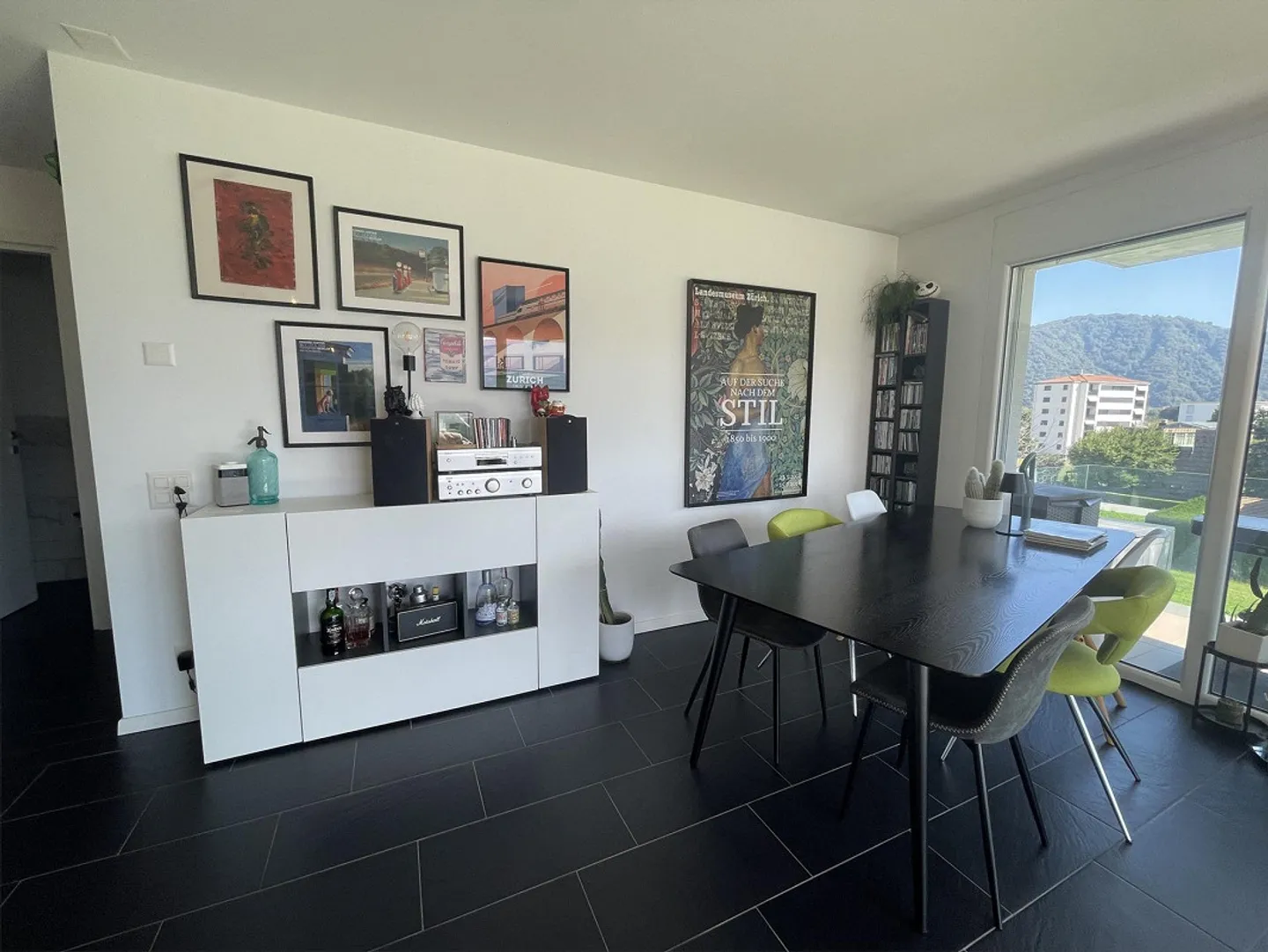 SCHÖNE 3.5-WOHNUNG MIT GROSSER TERRASSE UND 2 PARKPLÄTZEN - Foto 3 von 13