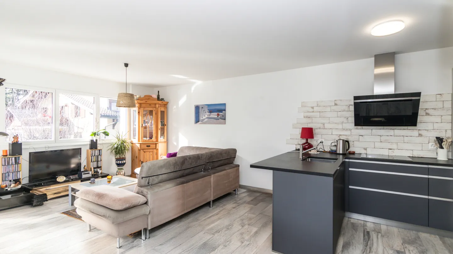 Modern Apartment with Terrace - Photo 3 of 9